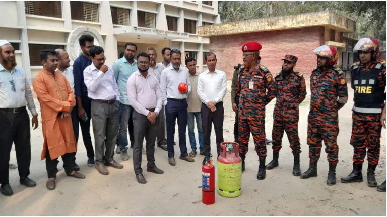 বকশীগঞ্জে জাতীয় দুর্যোগ প্রস্তুতি দিবসে র‍্যালি ও অগ্নি মহড়া।