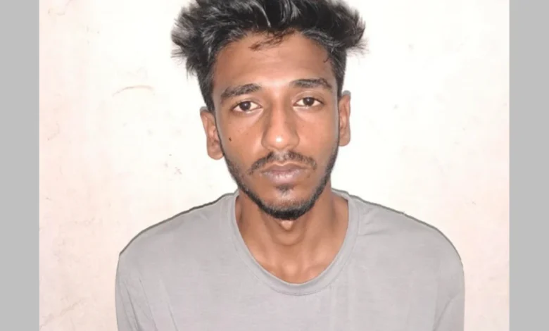 যশোর বেজপাড়ায় অস্ত্র ও ককটেলসহ যুবক র্যাবের হাতে আটক
