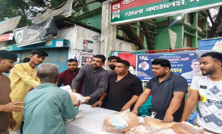 পঞ্চগড়ে যুবদল,ছাত্রদলের উদ্যোগে ফরহাদ আজাদের জন্মদিনে পথচারীরদের মাঝে ঈদ উপহার বিতরণ।