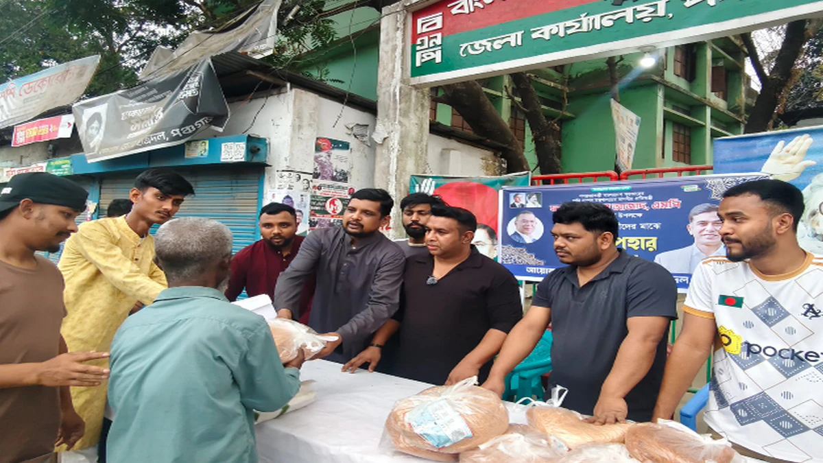 পঞ্চগড়ে যুবদল,ছাত্রদলের উদ্যোগে ফরহাদ আজাদের জন্মদিনে পথচারীরদের মাঝে ঈদ উপহার বিতরণ।