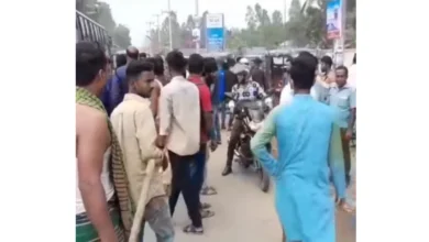 বকশীগঞ্জে তেল সংকট ঘিরে চালকদের ক্ষোভ, সড়ক অবরোধ
