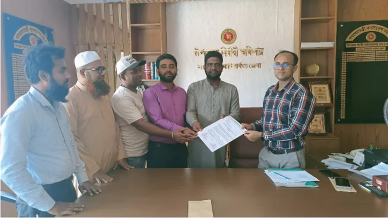 “জ্বালানি সরবরাহ নিশ্চিতের দাবীতে জেলা প্রশাসক বরাবর স্মারক লিপি,