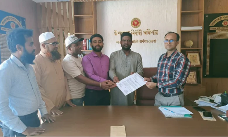 “জ্বালানি সরবরাহ নিশ্চিতের দাবীতে জেলা প্রশাসক বরাবর স্মারক লিপি,