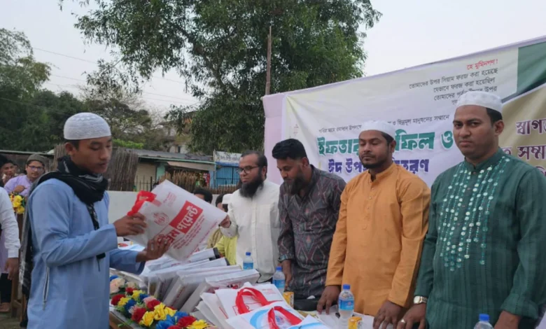 ঈদগাঁওয়ে এতিম অসহায় মানুষের মাঝে যুব মানবিক ফাউন্ডেশনের ঈদ উপহার বিতরণ