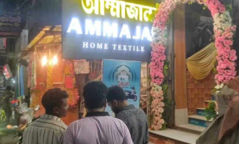 কক্সবাজারের আম্মাজান শো রুমে গলাকাটা বাণিজ্য, প্রতারণায় ঠকছে গ্রাহক!
