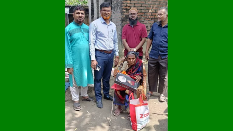 বাংলা ম্যাগাজিন এ সংবাদ প্রকাশের পর বৃদ্ধা রহিমা’র ঘরে ঈদের বাজার পৌঁছে দিলেন মানবিক সংগঠন