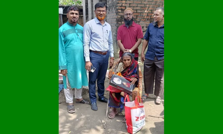 বাংলা ম্যাগাজিন এ সংবাদ প্রকাশের পর বৃদ্ধা রহিমা’র ঘরে ঈদের বাজার পৌঁছে দিলেন মানবিক সংগঠন