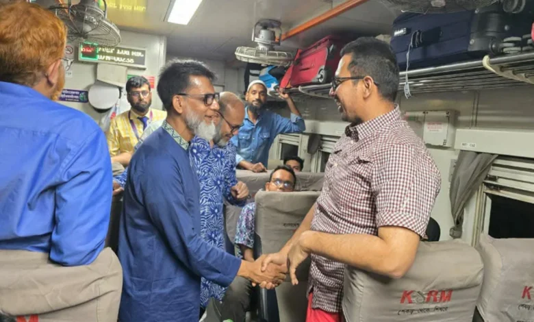 কক্সবাজার এক্সপ্রেসে প্রতিমন্ত্রীর আকস্মিক পরিদর্শন