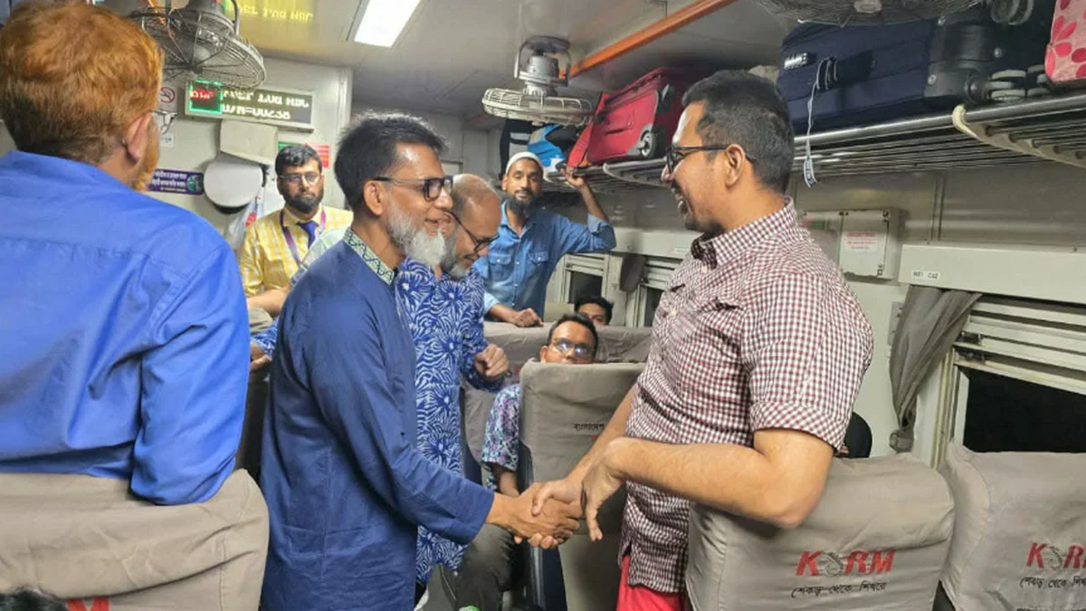 কক্সবাজার এক্সপ্রেসে প্রতিমন্ত্রীর আকস্মিক পরিদর্শন