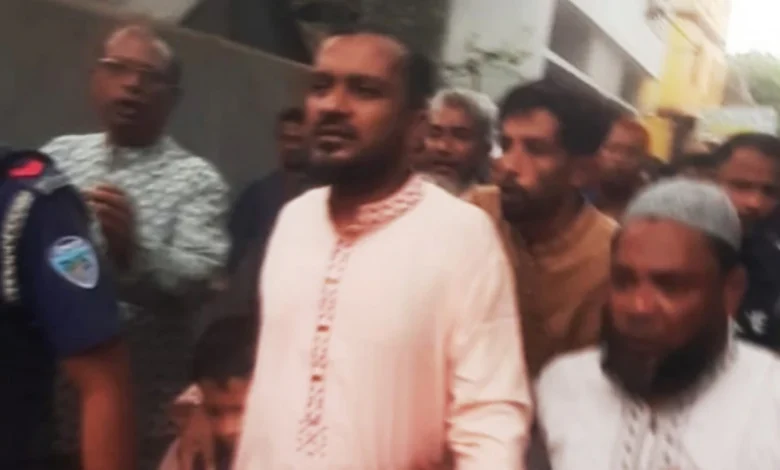 ঈদের দিন প্যারোলে মুক্তি পেয়ে বাবার জানাজায় স্বেচ্ছাসেবক লীগ নেতা