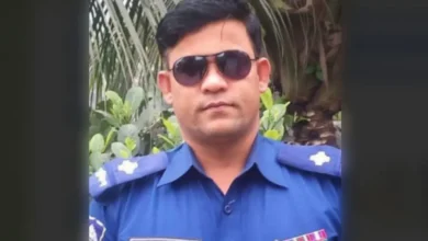 যুবলীগ কর্মীকে ধরতে গিয়ে মাটিতে লুটিয়ে পড়েন পুলিশ কর্মকর্তা, হাসপাতালে নেওয়ার পর মৃত্যু