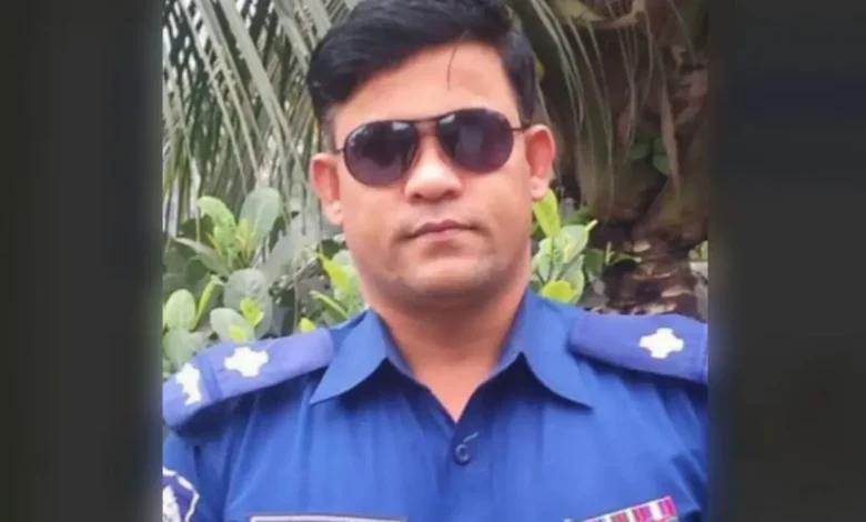 যুবলীগ কর্মীকে ধরতে গিয়ে মাটিতে লুটিয়ে পড়েন পুলিশ কর্মকর্তা, হাসপাতালে নেওয়ার পর মৃত্যু