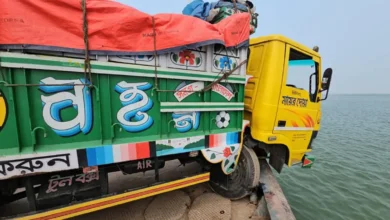 অল্পের জন্য নদীতে পড়েনি তরমুজবোঝাই ট্রাক, প্রাণে বাঁচলেন ৩ জন