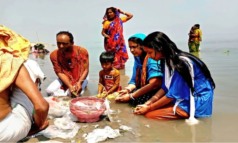 বগুড়ার ধুনটে যমুনা নদীতে মহাষ্টমী স্নানোৎসব,পাপমুক্তির বাসনায় ভিড় পূণ্যার্থীদের।