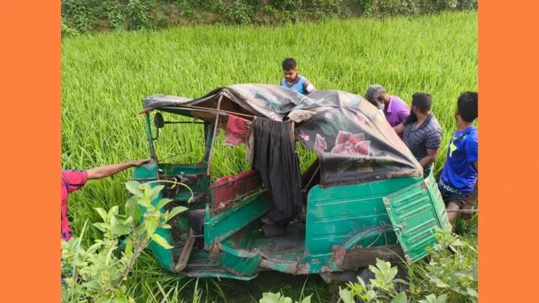 বগুড়ায় ট্রেন-সিএনজি সংঘর্ষে অল্পের জন্য রক্ষা পেলেন যাত্রীরা