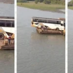 যাত্রীসহ বাসের এক তৃতীয়াংশ ফেরির বাইরে, ছবি ভাইরাল