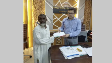 কমলনগরে কসাইয়ের হামলায় আহত পরিবারকে ইউএনও’র সহযোগিতা