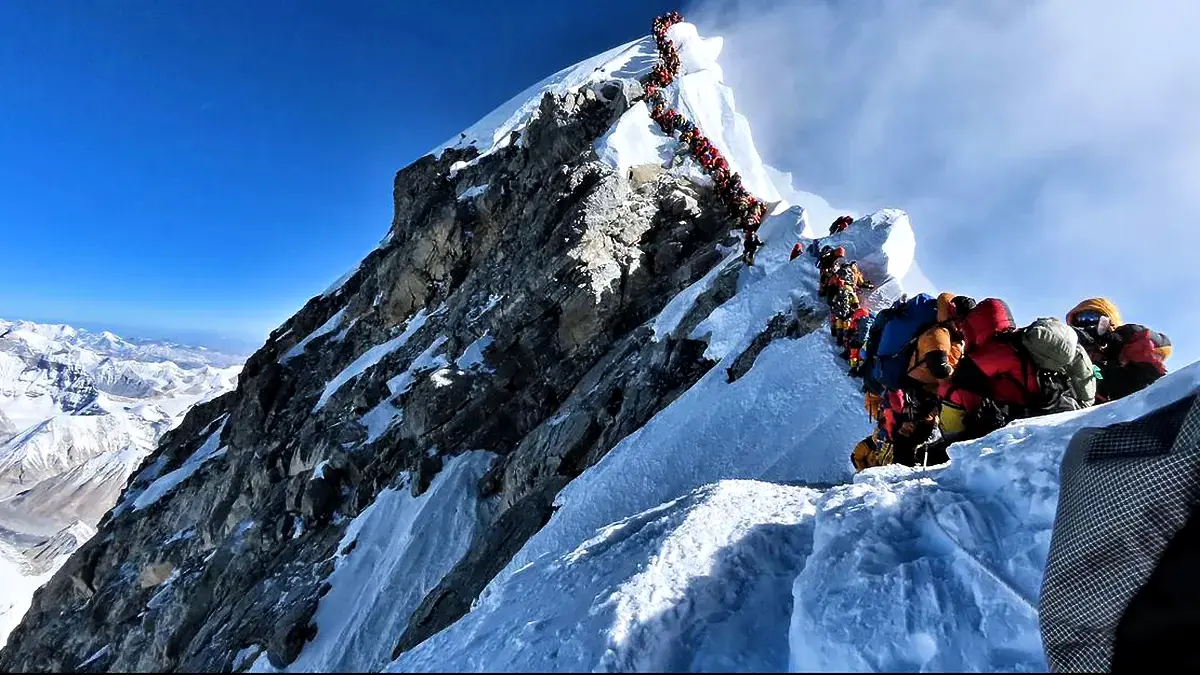 এভারেস্টে উঠার পথ: ১০০ ফুট হিমবাহে বন্ধ