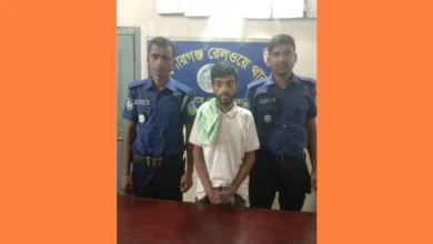 কিশোরগঞ্জ রেলওয়ে স্টেশনে পুলিশের হানা: ২ কেজি গাঁজাসহ ধরা পড়ল ২ কারবারি