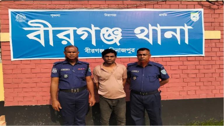 এক কুখ্যাত ডাকাতকে আটক করেছে স্থানীয় জনতা।
