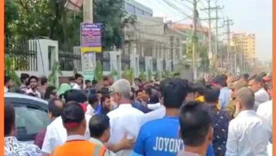 অটোপাসের দাবিতে জাতীয় বিশ্ববিদ্যালয় ভিসি অবরুদ্ধ