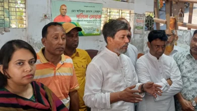 দালাল ধরতে গেটে তালা মেরে সাব-রেজিস্ট্রার অফিসে এমপি