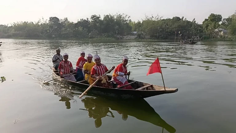 দিনাজপুর বীরগঞ্জে ঐতিহ্যবাহী নৌকা বাইচ প্রতিযোগিতা অনুষ্ঠিত