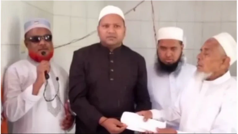 ‎পাঁচবিবিতে মসজিদে লক্ষ টাকার ২টি এসি দিলেন মেয়র প্রার্থী শামীম