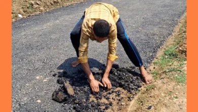 হাতের টানে উঠে আসছে সড়কের কার্পেটিং