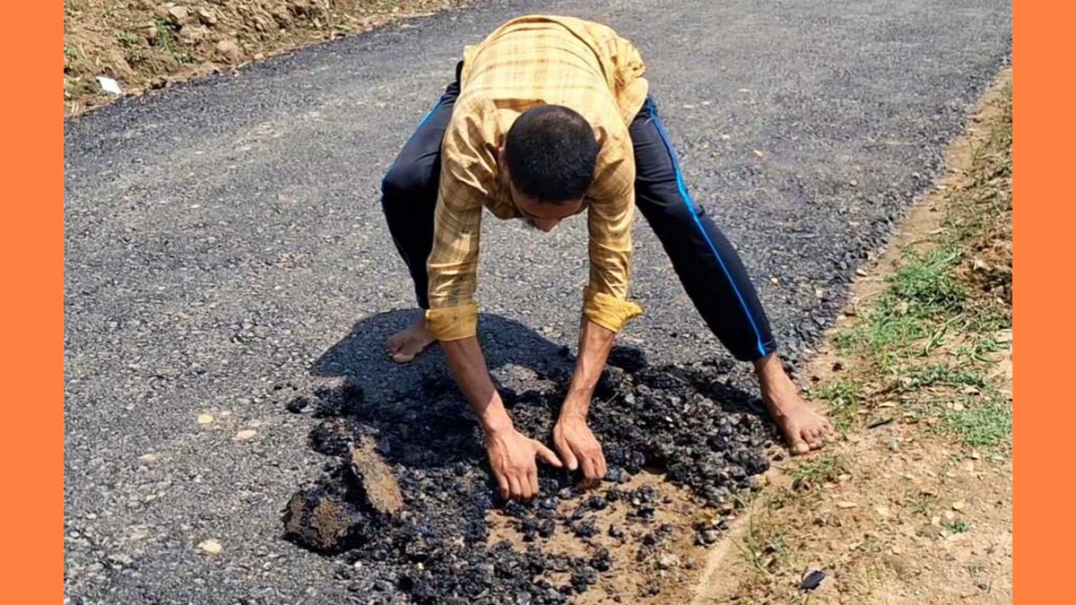 হাতের টানে উঠে আসছে সড়কের কার্পেটিং
