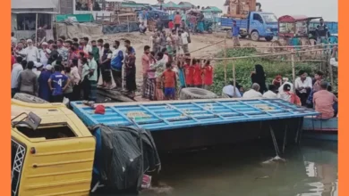 ফেরিতে উঠতে গিয়ে ট্রাক নদীতে, প্রাণ গেল যুবকের