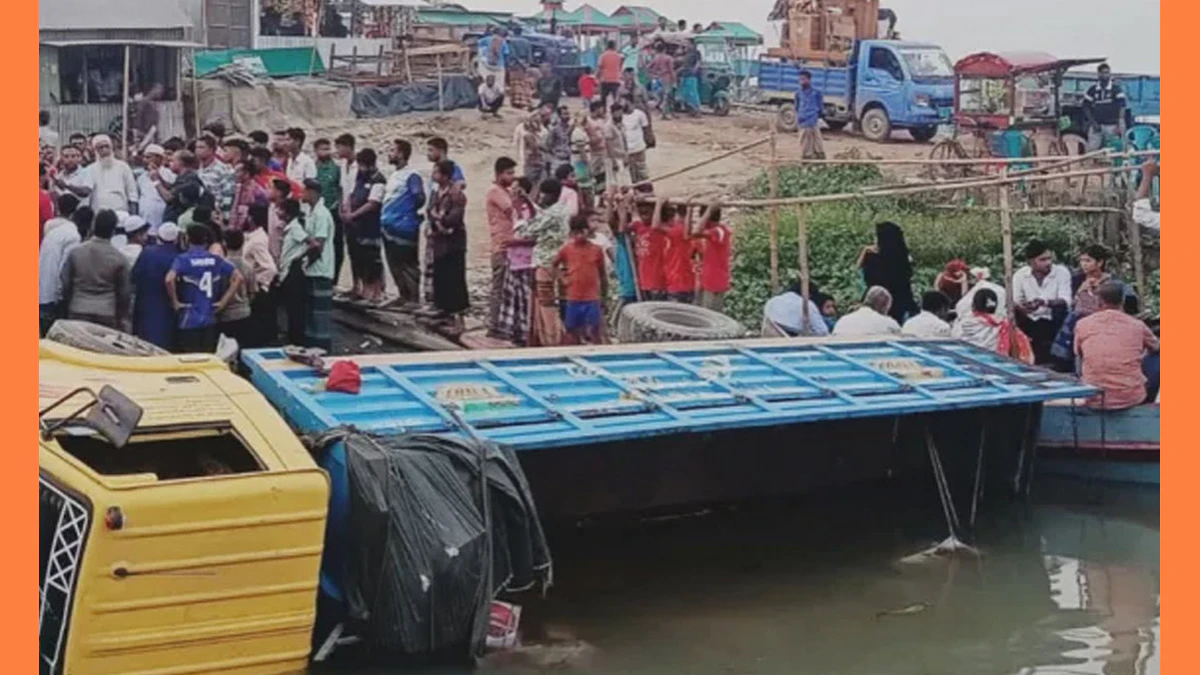 ফেরিতে উঠতে গিয়ে ট্রাক নদীতে, প্রাণ গেল যুবকের