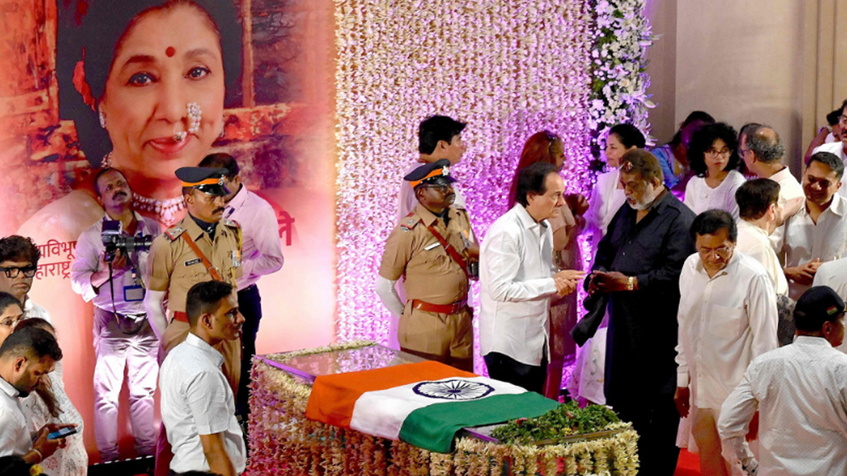 আশা ভোঁসলেকে রাষ্ট্রীয় মর্যাদায় শেষ বিদায়, শোকের ছায়া সঙ্গীত জগতে