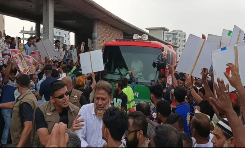 প্রধানমন্ত্রীর গাড়ি গতিরোধ করে বিএনপি নেতা নুরুল ইসলাম সরকারের মুক্তি দাবি