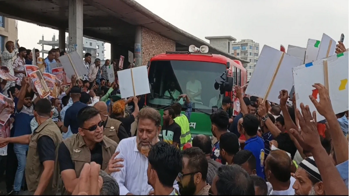 প্রধানমন্ত্রীর গাড়ি গতিরোধ করে বিএনপি নেতা নুরুল ইসলাম সরকারের মুক্তি দাবি