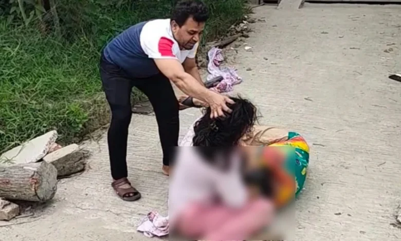 মারামারিতে জড়ালেন তিনজন শিক্ষক-শিক্ষিকা