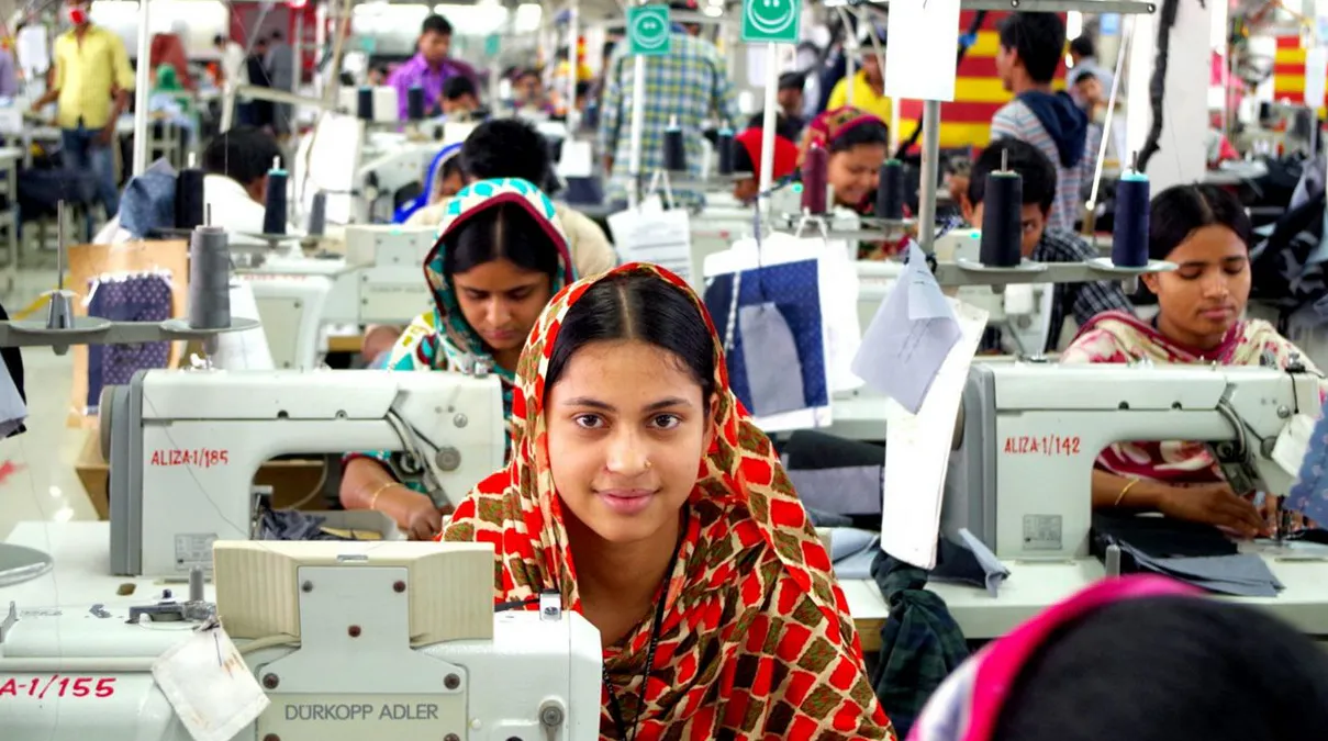 পোশাক রপ্তানিতে পিছিয়ে বাংলাদেশ