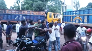 পুলিশের সামনেই গ্রাহকদের মারধর পাম্পকর্মীদের