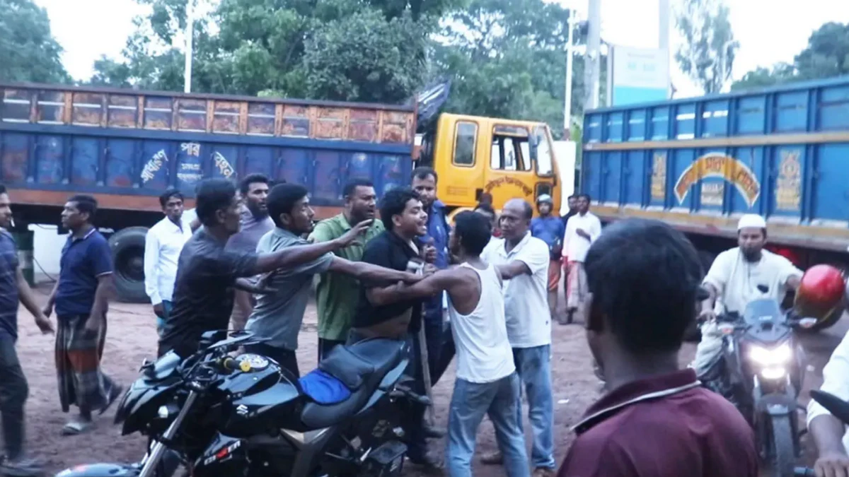 পুলিশের সামনেই গ্রাহকদের মারধর পাম্পকর্মীদের