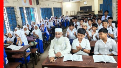 শ্রেণিকক্ষে শিক্ষার্থীদের বেঞ্চে বসে ক্লাস শুনলেন সংসদ সদস্য