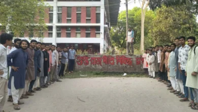 ছাত্রদলের ‘গুপ্ত রাজনীতি নিষিদ্ধ চাই’ লেখা দেয়ালের পাশে শিবিরের ফটোসেশন