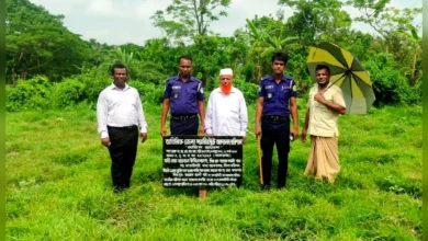আদালতের নির্দেশে বাকেরগঞ্জে জমি দখল বুঝিয়ে দিতে উচ্ছেদ অভিযান