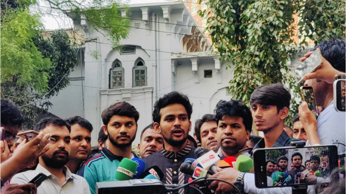 আসিফ মাহমুদ বলেন, মনিরা-নুসরাতের এনসিপি মনোনয়নপত্রের সমস্যা শীঘ্রই মিটবে