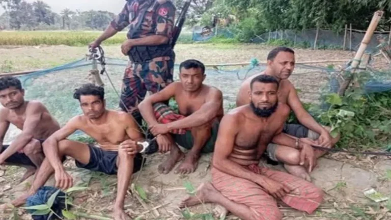 বেনাপোলে ইছামতী নদী থেকে ৫ মাদক কারবারি আটক