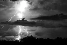 বজ্রপাতের সময় নিজেকে কীভাবে নিরাপদ রাখবেন