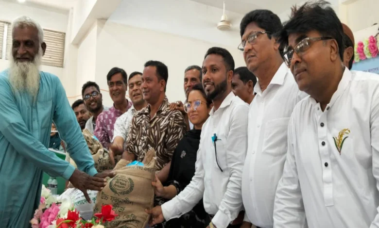 বগুড়ায় প্রান্তিক কৃষকদের সহায়তায় কৃষি প্রণোদনা, পেলেন ১৪২৪ জন
