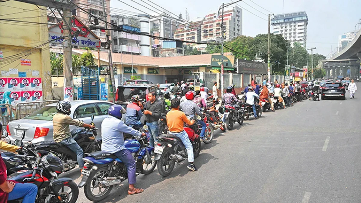 দাম বাড়লেও পাম্পে তেলের জন্য দীর্ঘ লাইন