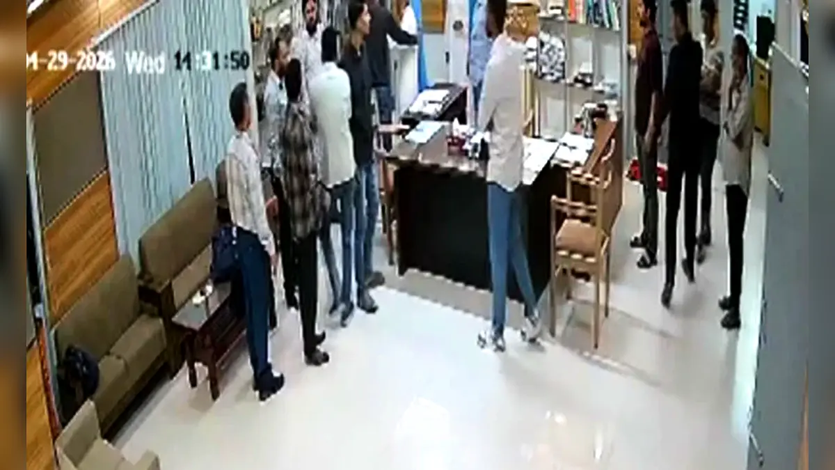খাবারের টেবিল থেকে কলেজ শিক্ষককে তুলে নিয়ে ছাত্রদলের হেনস্তা