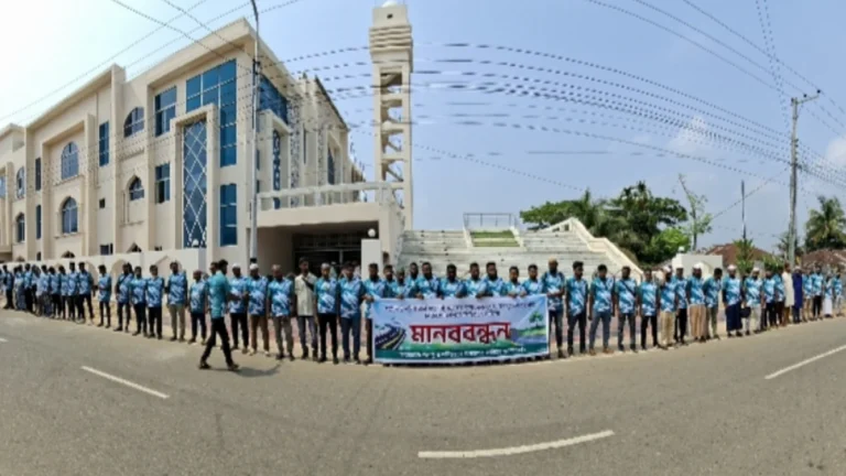 চলাচলে নিরাপত্তা নিশ্চিতের দাবিতে লংগদু-নানিয়ারচরবাসীর মানববন্ধন অনুষ্ঠিত”