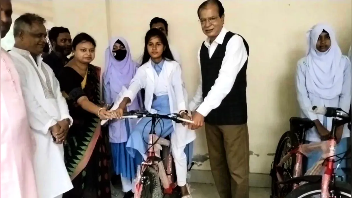 মেয়েদের শিক্ষা নিশ্চিতকরণে কাজ করছে সরকার: ত্রাণমন্ত্রী